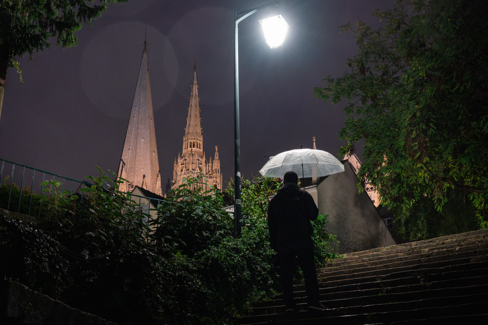 L'homme au parapluie (1) | Chartres - 2023