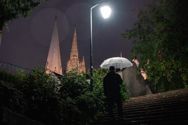 L'homme au parapluie (1) | Chartres - 2023