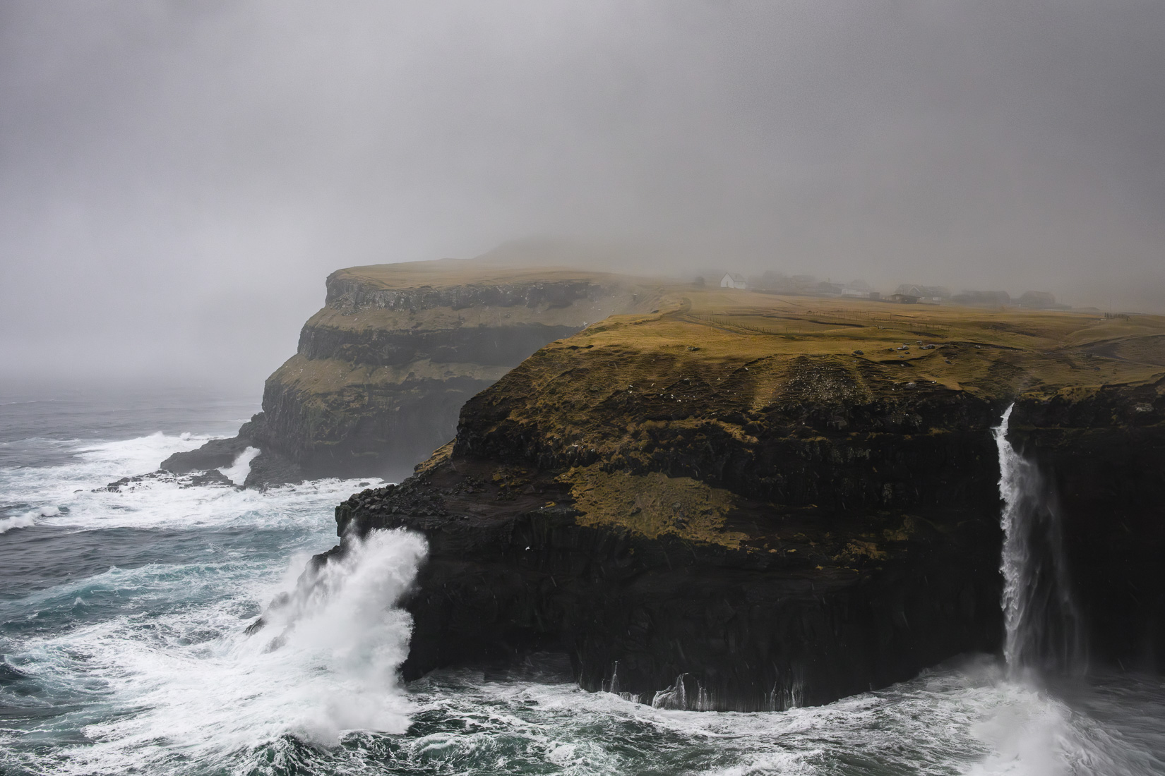 Cascade sous la pluie